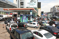 Wer im Libanon Treibstoff für sein Fahrzeug braucht, muss viel Geduld haben. Foto: Mohamed Azakir/REUTERS