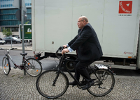 Peter Altmaier auf dem Fahrrad in Berlin. Foto: DAPD