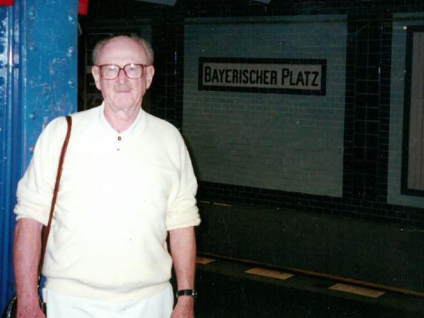 Peter Gregg aus Oregon war bis 1945 Peter Guggenheimer aus Lankwitz. Bei einem Berlinbesuch schaute er sich auch den U-Bahnhof Bayerischer Platz noch einmal an.