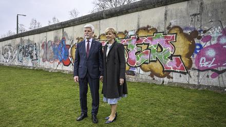 Tschechiens Präsident Petr Pavel und seine Frau Eva Pavlova am ehemaligen Mauerstreifen in Berlin. 