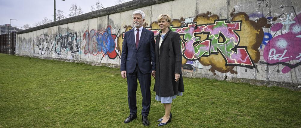 Tschechiens Präsident Petr Pavel und seine Frau Eva Pavlova am ehemaligen Mauerstreifen in Berlin. 