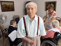 Ein an den Rollstuhl gebundener Bewohner sitzt in einem Altenpflegeheim in seinem Zimmer. Foto: picture alliance /dpa