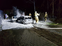 Die Feuerwehr löscht am Samstagmorgen das Auto von Familie Liecke. Foto: privat