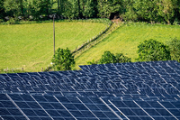Photovoltaik Anlage, in einem Tal des Sauerlands in Hessen Foto: imago images/Jochen Tack