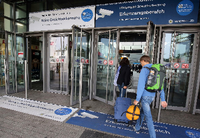 Passanten nutzen in Berlin am Bahnhof Südkreuz einen Eingang der mit "Pilotprojekt zur Gesichtserkennung" gekennzeichnet ist. Foto: dpa