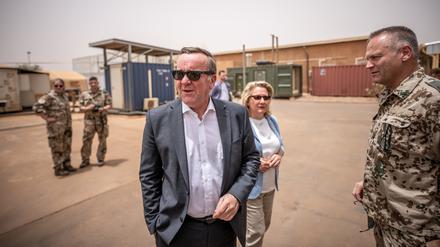 Boris Pistorius und Svenja Schulze besuchen zusammen mit Thomas Emig, Kommandeur am Bundeswehr Lufttransportstützpunk,t das Camp Vie Allemand in Niamey. 