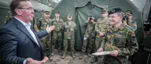 Boris Pistorius (Archivfoto) muss mit einem Teil des Sondervermögens für die Bundeswehr Einsparungen im Verteidigungshaushalt ausgleichen. 