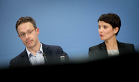Die AfD-Bundesvorsitzende Frauke Petry und der Vorsitzende der AfD in NRW, Marcus Pretzell, bei der Vorstellung der App. Foto: dpa