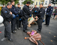 Klimaaktivisten der Bewegung "Extinction Rebellion" blockieren nach einer Pressekonferenz die Warschauer Straße. Foto: dpa