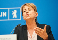 Berlins Sozialsenatorin Elke Breitenbach (Linke) will von "Femizid" und nicht von "Ehrenmord" sprechen. Foto: Annette Riedl/dpa