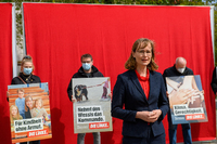 Die Linken-Fraktionschefin und Spitzenkandidatin in Sachsen-Anhalt, Eva von Angern, mit dem umstrittenen Plakat. Foto: Franziska Gabbert/dpa