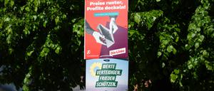 21.04.2024, Berlin: An einer Straßenlaterne hängen Wahlplakate für die Europawahl am 9. Juni. Der Plakatwahlkampf ist am 21. April gestartet. Foto: Christophe Gateau/dpa - ACHTUNG: Nur zur redaktionellen Verwendung im Zusammenhang mit der aktuellen Berichterstattung +++ dpa-Bildfunk +++