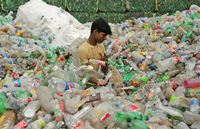 Ein Arbeiter im indischen Jammu sortiert Plastikflaschen, bevor sie in einer industriellen Anlage am Stadtrand recycelt werden. Immerhin. Denn rund zwei Milliarden Menschen leben ohne ein Abfallsystem. Foto: dpa