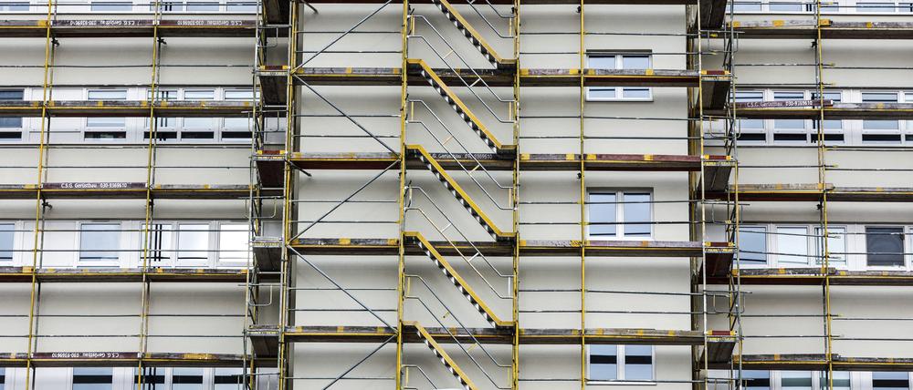 Berlin, 14.01.2023 - Gerueste sind zu Renovierungsarbeiten an einem Haus montiert.