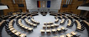Eine Abgeordnete sitzt vor der 34. Plenarsitzung des Berliner Abgeordnetenhauses im Saal. Es ist die erste Sitzung nach der Sommerpause. Bestimmendes Thema ist die erste Lesung des Doppelhaushaltes 2024/2025.