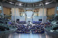 Wieder zurück auf Normalgröße - aber wie: Der Bundestag soll ein neues Wahlrecht bekommen. Foto: Michael Kappeler/dpa