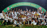 So sehen Sieger aus. Eintracht Frankfurt feiert ihren erster Pokalerfolg seit 30 Jahren. Foto: Reuters