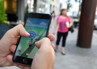 Aufs Handy konzentriert statt auf die Straße: Der ADAC warnt Pokémon-Go-Spieler vor Gefahren. Foto: dpa-tmn