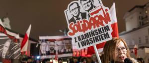 Die PiS-Abgeordnete Malgorzata Gosiewska hält am Mittwoch in Warschau ein Schild mit der Aufschrift „Solidarität mit Kaminski and Wasik“ hoch.
