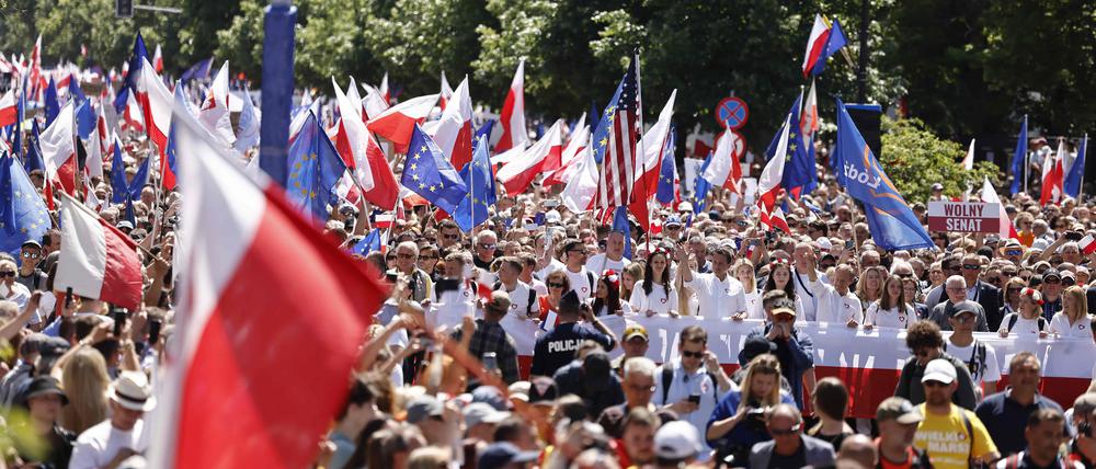 Die Demonstranten in Warschau trugen polnische und EU-Flaggen.