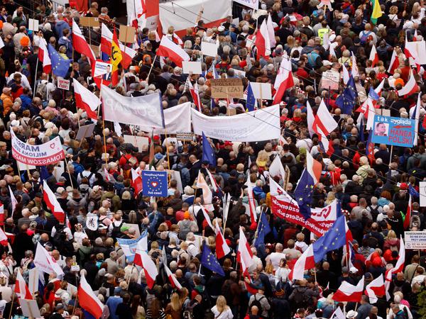 Donald Tusk sagte, „Hunderttausende“ Demonstrierende hätten sich im Zentrum Warschaus versammelt. Die Polizei sprach angeblich von knapp 100.000 Teilnehmenden.