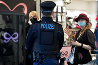 Polizist überprüft Einhaltung der 2G-Regeln in Dresden. (Archivbild, 23.11.2021) Foto: Matthias Rietschel/REUTERS