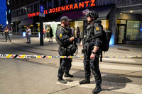 Polizisten sichern den Tatort in der norwegischen Hauptstadt. Foto: Javad Parsa/NTB/AFP