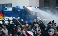Die Polizei geht mit einem Wasserwerfer gegen die Pegida-Versammlung vor. Foto: REUTERS