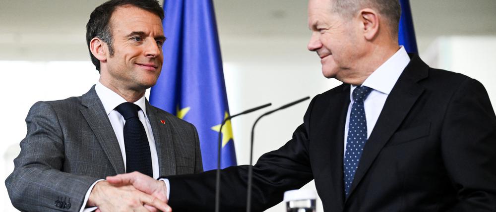 Emmanuel Macron und Olaf Scholz geben sich bei einer Pressekonferenz die Hand (Archivbild vom 15. März 2024).