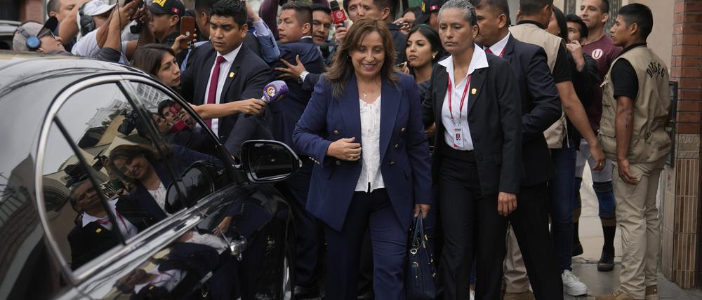 Dina Boluarte, Übergangspräsidentin von Peru, geht zu ihrem Auto, nachdem sie mit der Presse gesprochen hat, als sie ihr Haus verlässt. 