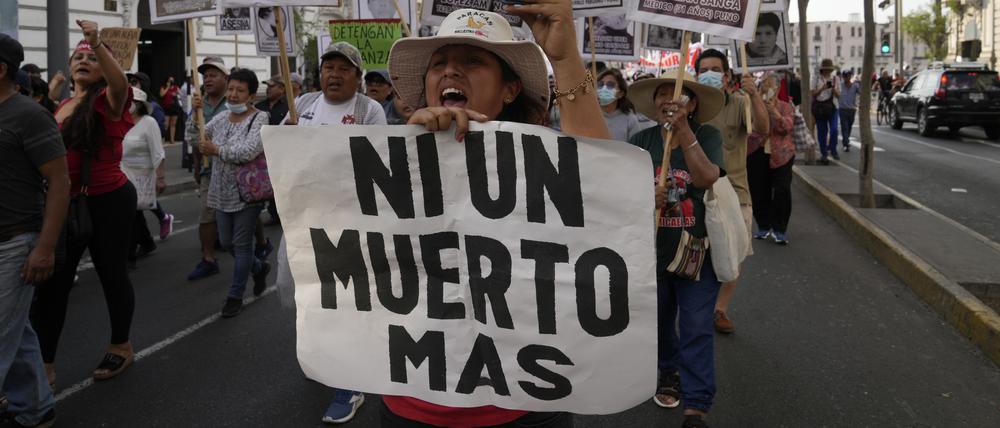 Lima diese Woche: Demonstrant:innen fordern den Rücktritt der amtierenden Staatspräsidentin und „keinen weiteren Toten“