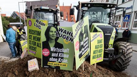Biberach an der Riß: Plakate mit der Aufschrift „Wahllügen“ stecken während einer Demonstration vor der Stadthalle zum politischen Aschermittwoch der baden-württembergischen Grünen in einem Misthaufen.