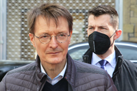 Bundesgesundheitsminister Karl Lauterbach (SPD) muss beschützt werden. Foto: Imago Images/Gottfried Czepluch