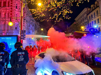 Mit einem Wasserwerfereinsatz ging die Polizei in Magdeburg gegen alkoholisierte Fußballfans vor, die mit viel Pyrotechnik den Zweitliga-Aufstieg des 1. FC feierten. Foto: dpa