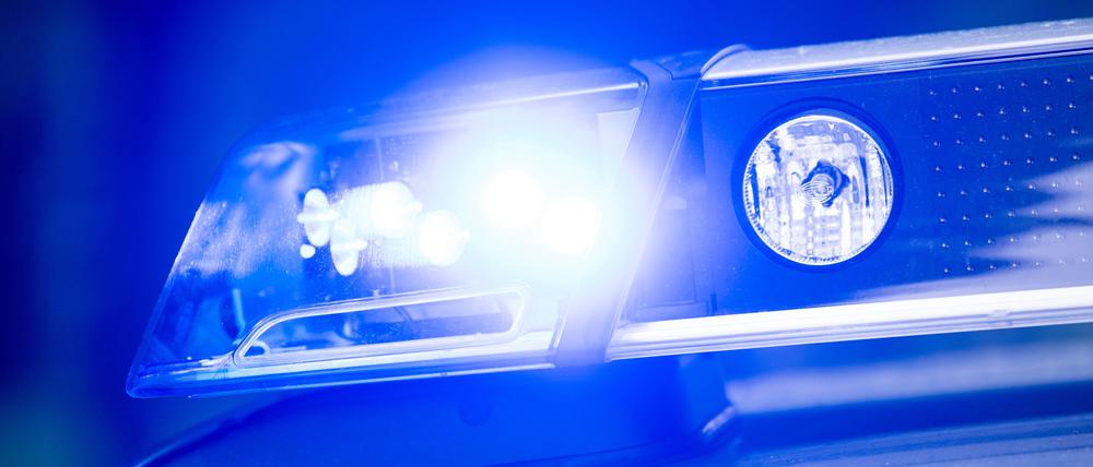 ARCHIV - 15.05.2019, Bayern, Dachau: Ein Blaulicht leuchtet an einer Polizeistreife. (zu dpa: «Teurer Geländewagen in Niederbayern gestohlen») Foto: Lino Mirgeler/dpa +++ dpa-Bildfunk +++