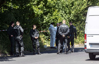 Einsatzkräfte der Polizei stehen an einem Waldrand in Salzgitter. Foto: Rudolf Karliczek/dpa