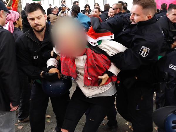 Eine Teilnehmerin einer angemeldeten Demonstration gegen «Neokolonialismus» wird von Polizisten nahe dem Auswärtigen Amt in Gewahrsam genommen.
