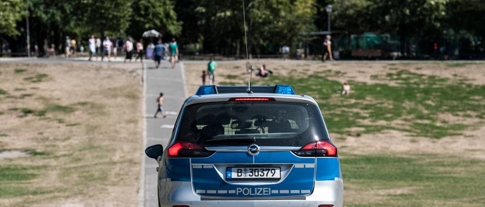 Ein Polizeiwagen in Berlin im Görlitzer Park Streife. (Archivbild von 2015)