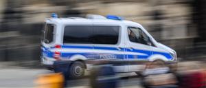 Nach Angaben der Polizei in Dresden wurde die Straftat etwa gegen 0.20 Uhr bemerkt.