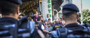 25.06.2023, Türkei, Istanbul: Polizisten blockieren Demonstranten während der Pride-Parade in Istanbul.