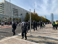 Die Polizei wirkte zu Beginn der Demo überrumpelt. Foto: Julius Geiler