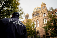 Ein Polizeibeamter vor der Neuen Synagoge Berlin. Foto: Christoph Soeder/dpa