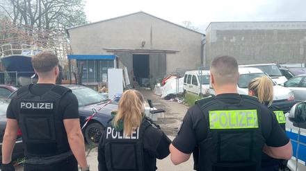 05.04.2024, Berlin: Polizisten stehen vor einer Lagerhalle im Berliner Ortsteil Bohnsdorf, in der die Polizei giftige Substanzen gefunden hat. Es besteht der Verdacht, dass dort synthetische Drogen hergestellt wurden. Foto: Lutz Deckwerth/dpa +++ dpa-Bildfunk +++
