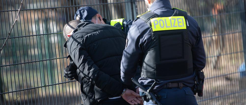 Bei einem Polizeieinsatz im Görlitzer Park wird ein Mann in Gewahrsam genommen.
