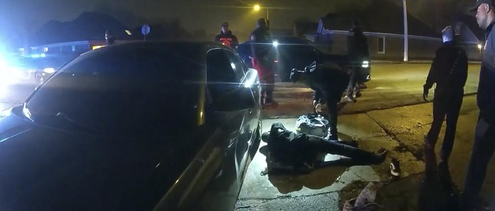 Das von der Stadt Memphis veröffentlichte Videobild zeigt, wie Tyre Nichols nach einem brutalen Angriff durch fünf Polizeibeamte von Sanitätern behandelt wird. 