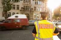 Eine Polizistin steht am frühen Morgen zu Schulbeginn vor einer Schule in Berlin. Foto: Christophe Gateau/dpa