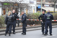 Polizisten suchen nach Spuren. Bei einer Verkehrskontrolle in Berlin-Neukölln ist im Dezember ein Polizist angefahren und verletzt worden. Foto: Paul Zinken/dpa