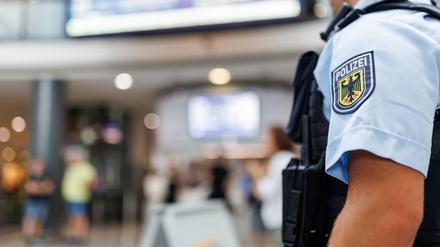 Ein Polizist steht in der Eingangshalle im Nürnberger Hauptbahnhof.