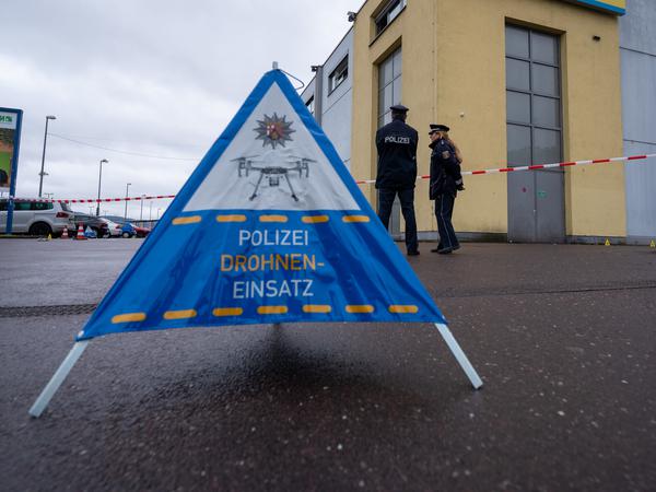 Polizisten sichern mit einer Drohne und einer Spezialkamera Bereiche eines Tatorts um eine Discothek in Trier. 