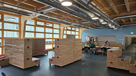 Lese- und Veranstaltungssaal im neuen Erweiterungsgebäude. Die Möbel sind aus Pappe.